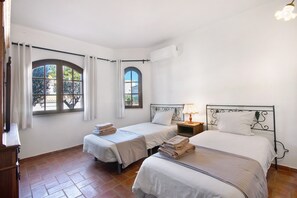 4 bedrooms, iron/ironing board, free WiFi, bed sheets