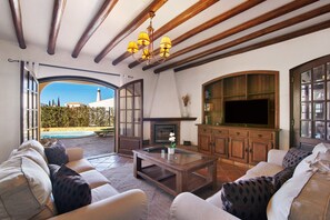 TV, fireplace - Villa 'Rústica' with Sea View, Wi-Fi and Air Conditioning (Albufeira)