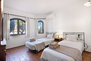 4 quartos, ferros/tábuas de passar roupa, Wi-Fi de cortesia