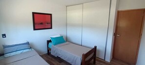 2 dormitoris, planxa i posts de planxar, un bressol de viatge i wifi
