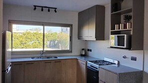 Een microgolfoven, een oven, een kookplaat