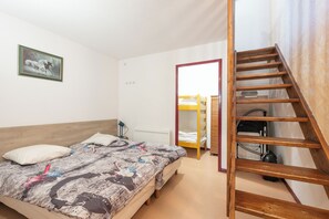 3 chambres, fer et planche Ă repasser