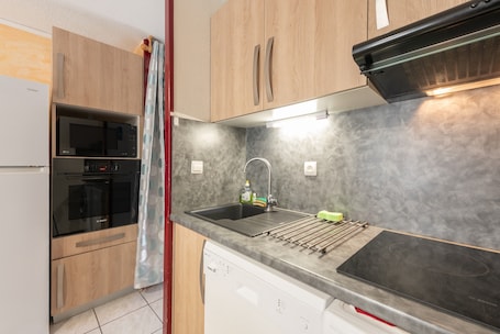 Kühlschrank, Mikrowelle, Ofen, Herdplatte. Gavarnie Apartment – Gemütliches Duplex mit Parkplatz & Skischrank