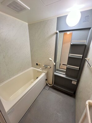 ヘアドライヤー、タオル、石鹸、トイレットペーパー