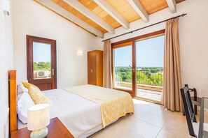 5 bedrooms, iron/ironing board, free WiFi, bed sheets