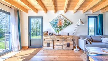 Una televisión, una chimenea, un reproductor estéreo