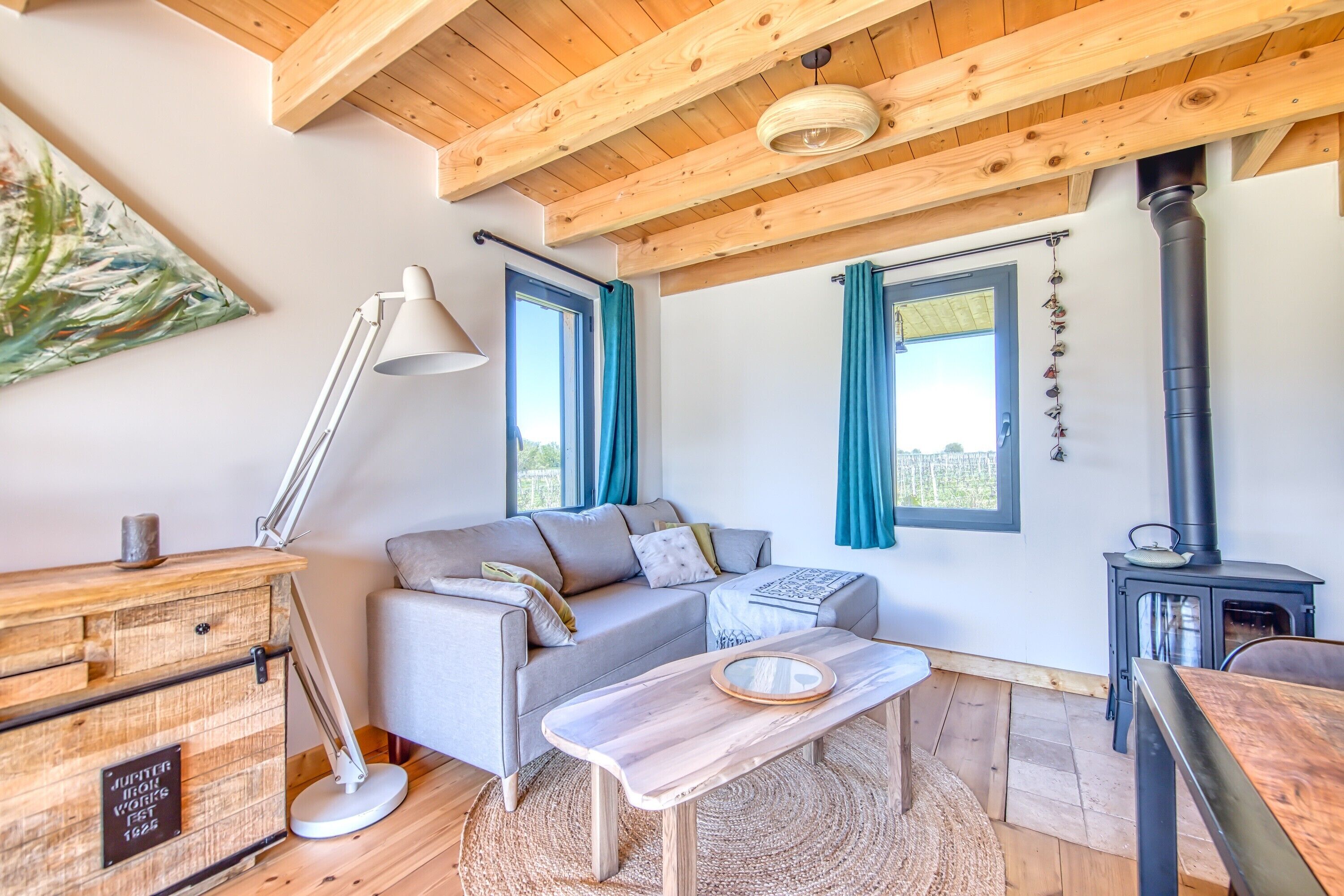 Una televisión, una chimenea, un reproductor estéreo