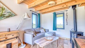 Una televisión, una chimenea, un reproductor estéreo