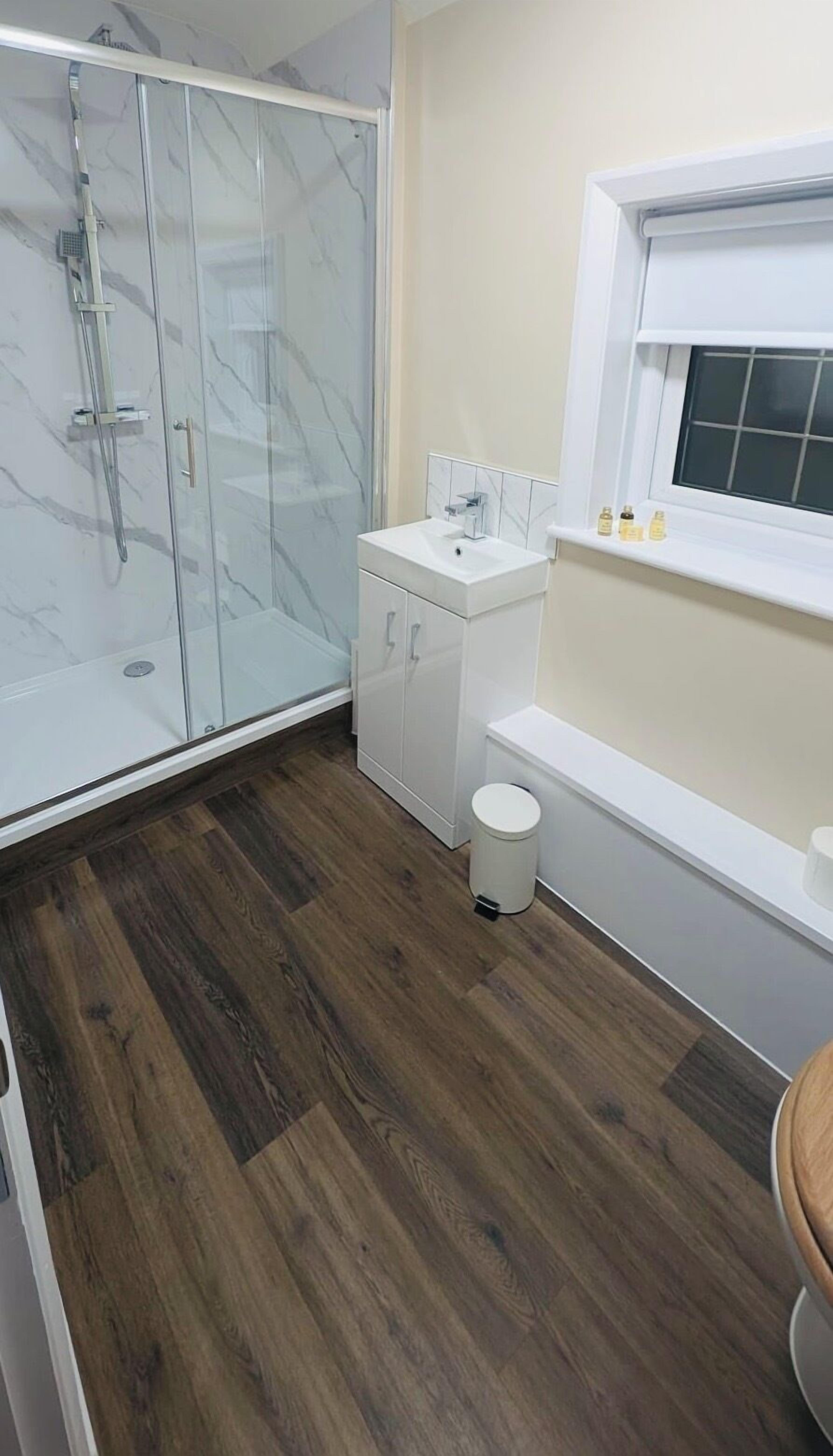 Standard-Doppelzimmer | Badezimmer | Dusche, Haartrockner, Handtücher, Seife