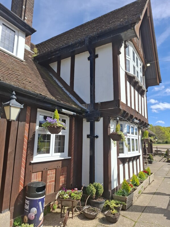 Exterior - The Fighting Cocks  (Fordingbridge)