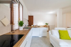 Frigorífico, microondas, horno y placa de cocina