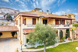 Exterior - Holiday Home 'Laura' with Private Terrace, Wi-Fi and Air Conditioning (Bari Sardo)