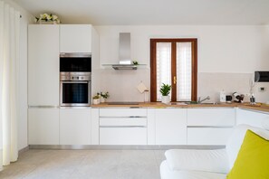 Jääkaappi, mikroaaltouuni, uuni, liesi