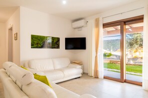 TV - Holiday Home 'Laura' with Private Terrace, Wi-Fi and Air Conditioning (Bari Sardo)