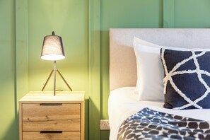 2 bedrooms, soundproofing, iron/ironing board, free WiFi - The Annick Suite No.2 (Irvine)