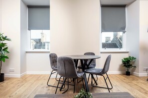In-room dining - The Annick Suite No.2 (Irvine)