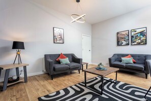 Flat-screen TV - The Annick Suite No.2 (Irvine)