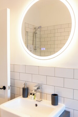 Bathroom - The Annick Suite No.2 (Irvine)