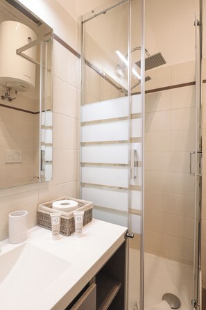 Dusche, Haartrockner, Bidet, Handtücher