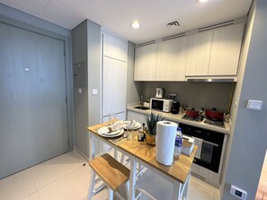 Apartment, 1 Bedroom, Sauna | In-room dining