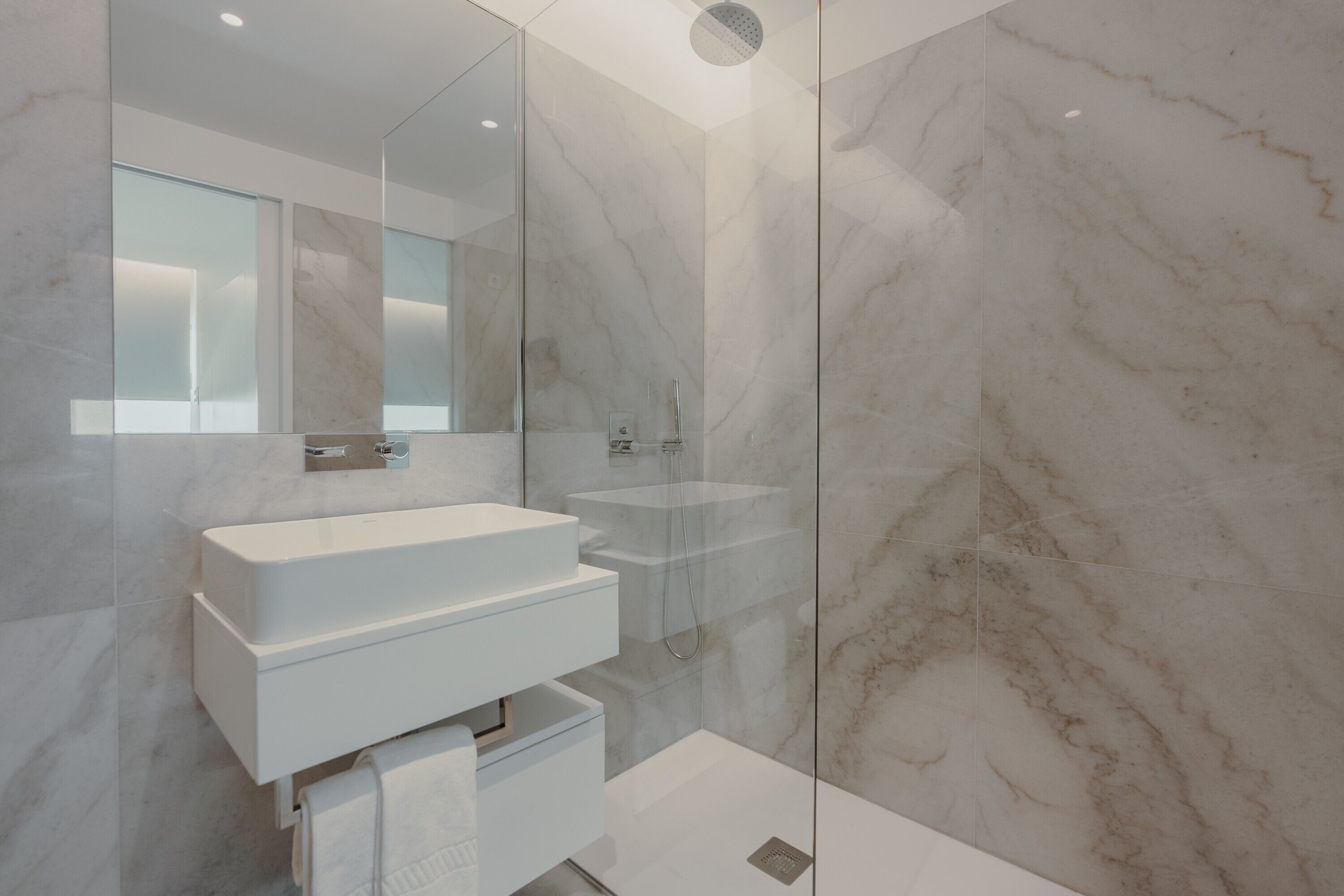 Ducha, secador de pelo, toallas