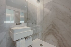 Doccia, asciugacapelli, asciugamani