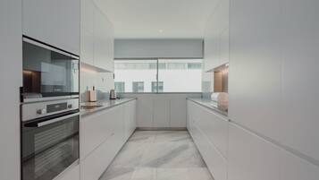 Geladeira, micro-ondas, fogão, cooktop