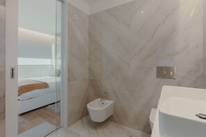 Regadera, secadora de cabello, toallas 