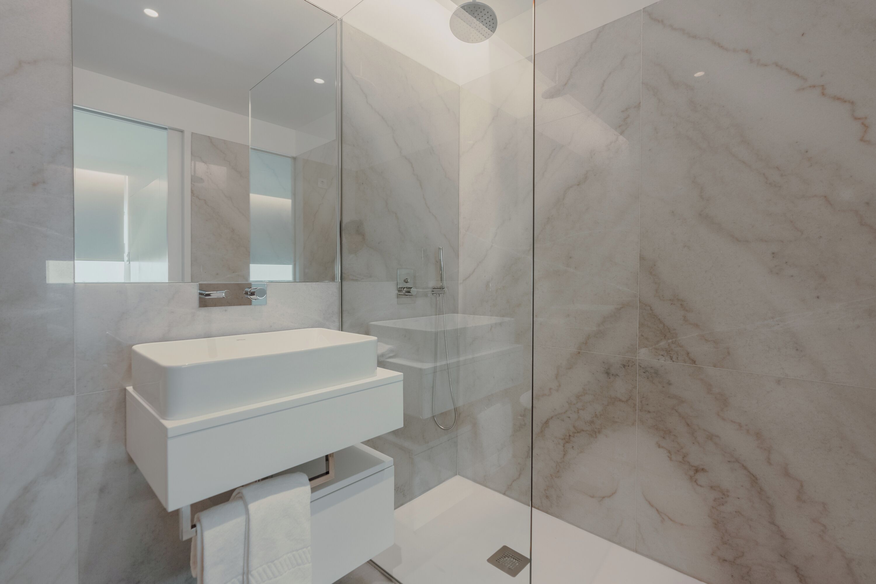 シャワー、ヘアドライヤー、タオル