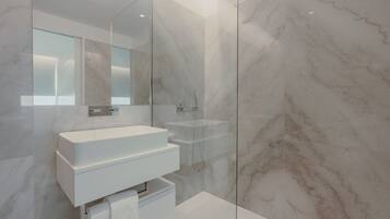 Chuveiro, secador de cabelo, toalhas de banho