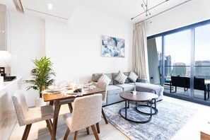 Apartemen, 1 kamar tidur, akses ke kolam renang, pemandangan laut | Makan di kamar