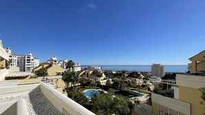 Een resort met meerdere gebouwen, een zwembad en uitzicht op zee.