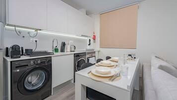 Frigorífico, microondas, horno y placa de cocina