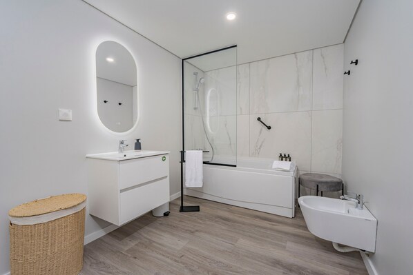 Shower, hair dryer, towels