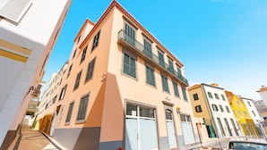 Un edificio a più piani con facciata piatta, ampie finestre e un idrante a livello strada.
