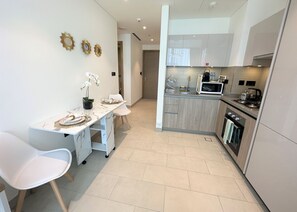 Appartamento, 1 camera da letto, accesso alla piscina, vista giardino | Cucina privata | Microonde, macchina per tè/caffè, bollitore elettrico