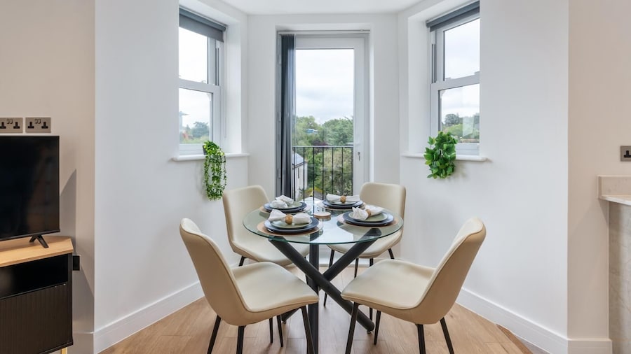 Deluxe 2-BR Saarb Apartment Leatherhead