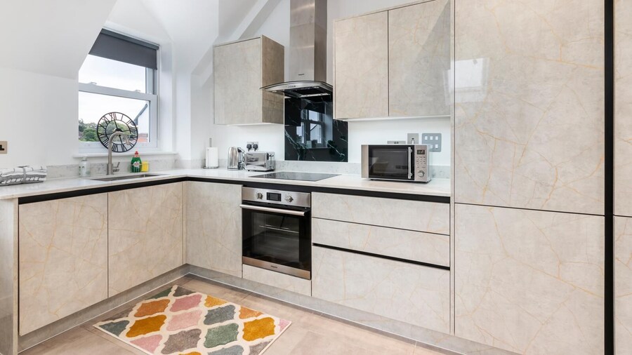 Deluxe 2-BR Saarb Apartment Leatherhead