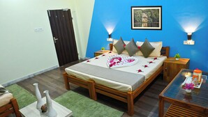 Un dormitorio con cama, mesitas de noche, una alfombra verde y un cuadro en la pared.