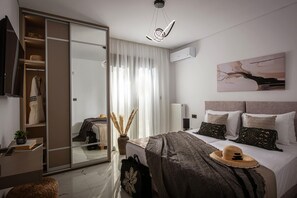 4 bedrooms, WiFi, bed sheets - Villa De Lujo: a brand-new, luxurious 4-bedroom getaway. (Epano Sisi)