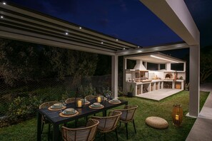 Outdoor dining - Villa De Lujo: a brand-new, luxurious 4-bedroom getaway. (Epano Sisi)