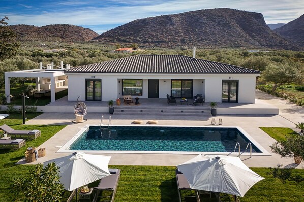 A heated pool - Villa De Lujo: a brand-new, luxurious 4-bedroom getaway. (Epano Sisi)