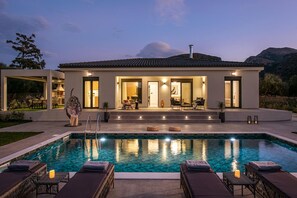 A heated pool - Villa De Lujo: a brand-new, luxurious 4-bedroom getaway. (Epano Sisi)