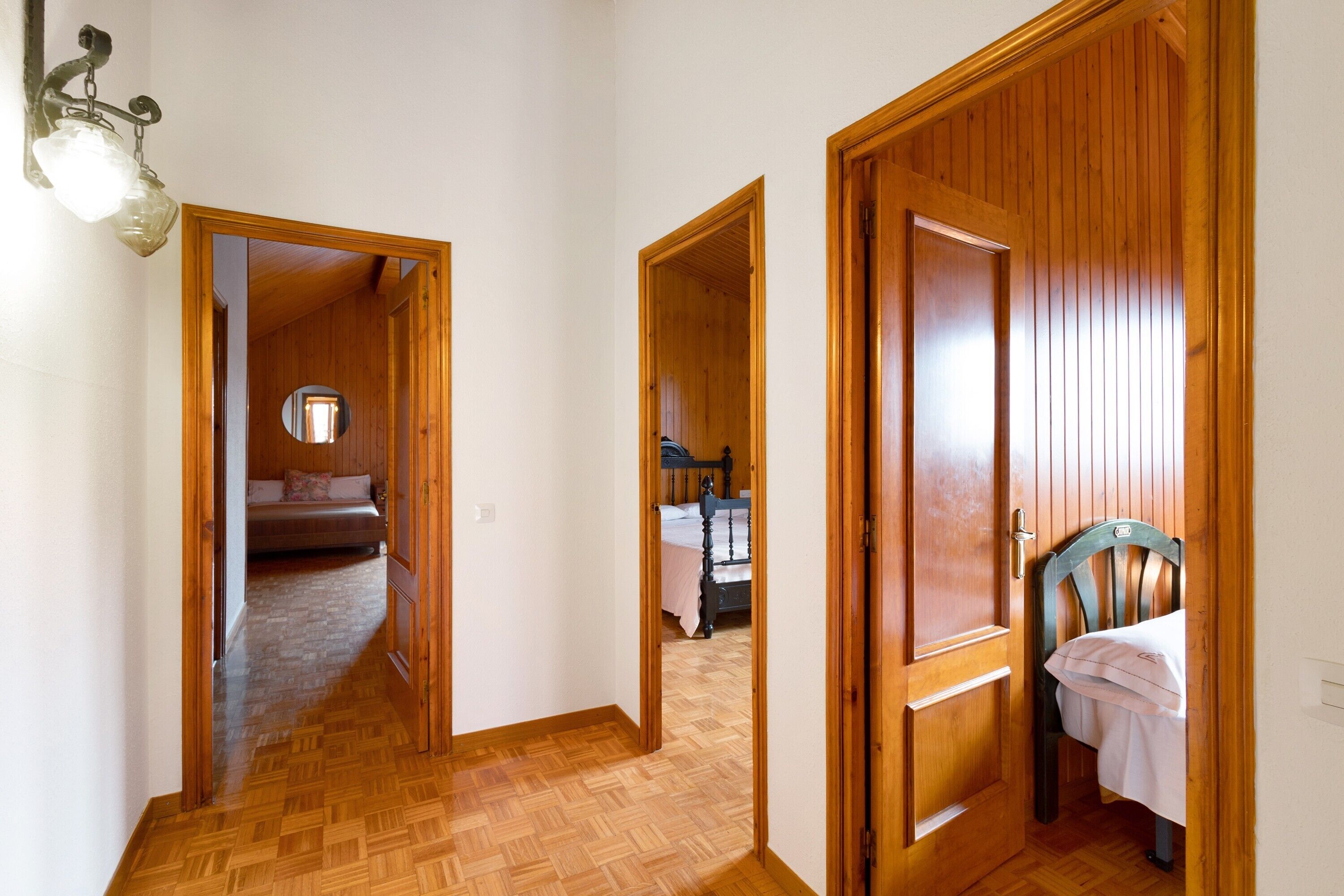 5 bedrooms, iron/ironing board, free WiFi, bed sheets