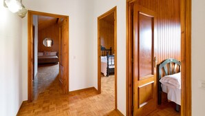 Un couloir doté d’un plancher en bois et de portes donnant sur les chambres.