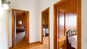 5 bedrooms, iron/ironing board, free WiFi, bed sheets