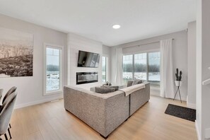 Una televisión, una chimenea, una oficina