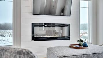 3 bedrooms, desk, iron/ironing board, travel cot