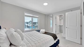 3 bedrooms, desk, iron/ironing board, travel cot