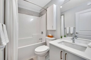 Hair dryer, towels - Emerald -3BR Home | Prime Location | Spruce Grove (Spruce Grove)